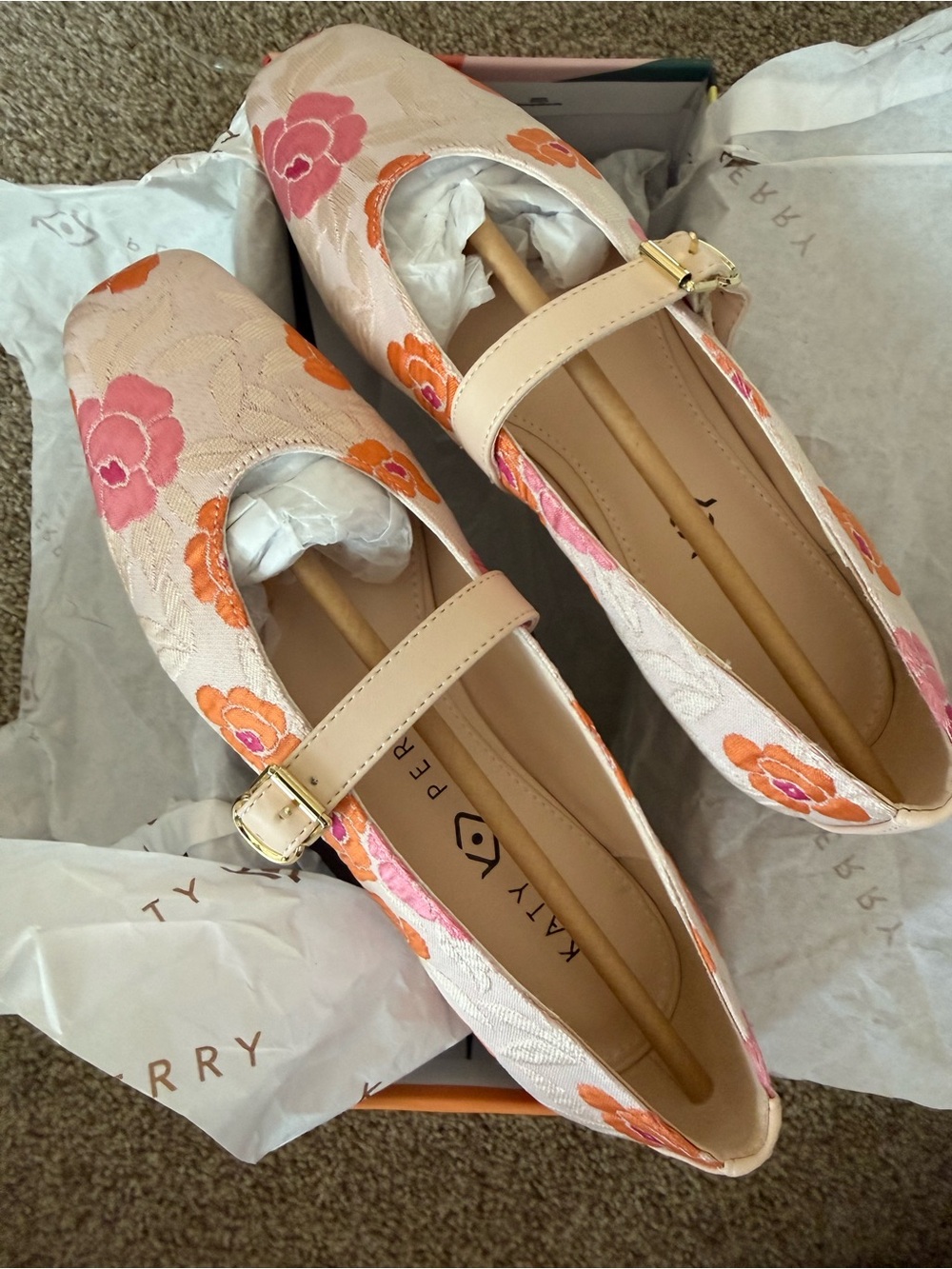 Katy Perry Cream Floral Mary Jane / Size 6 / New in box